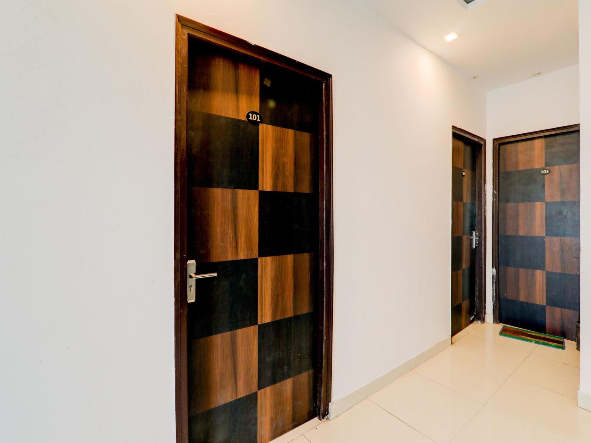 Super Collection O Kiara Guest House ラクナウ エクステリア 写真